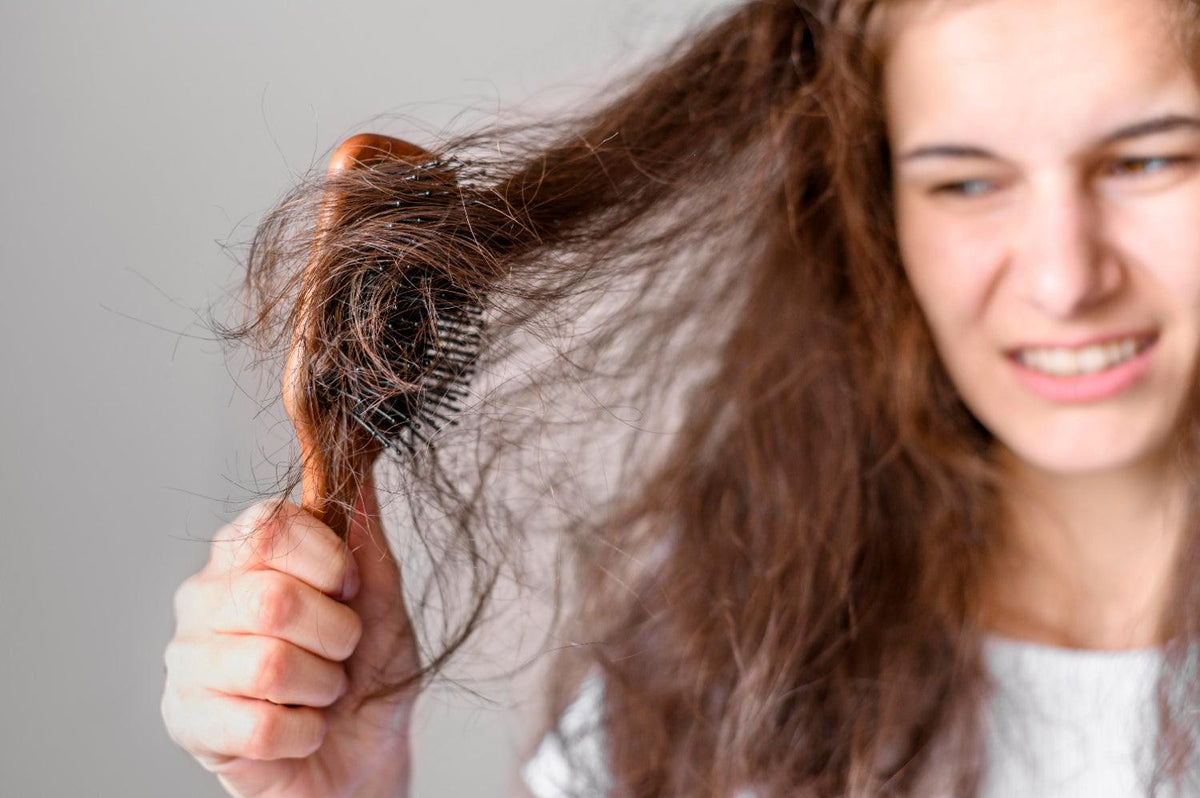 Chega de segredo! Descubra o que deixa o seu cabelo fraco e quebradiço