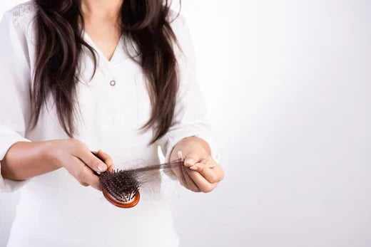 7 causas da queda capilar hormonal em mulheres